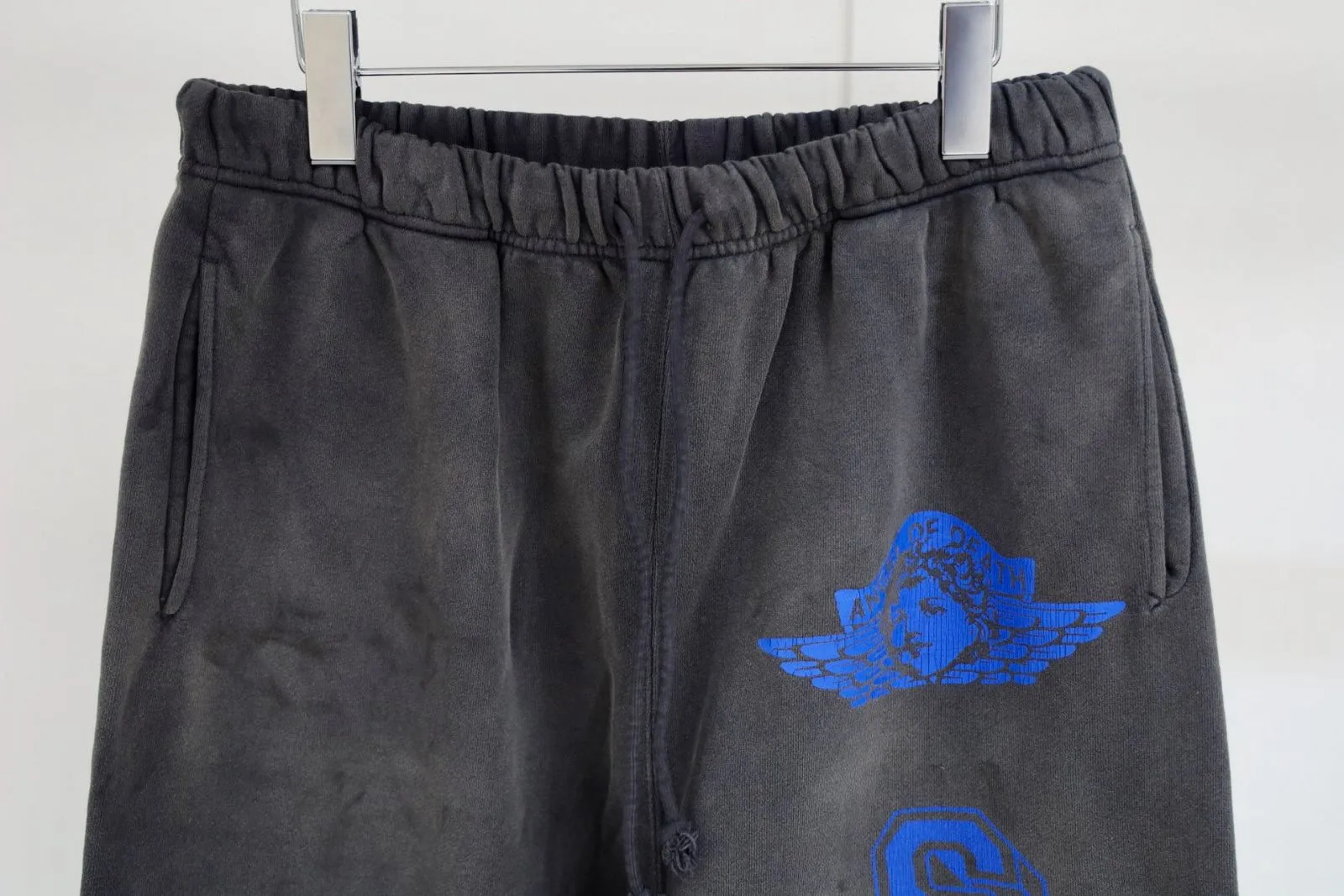 SAINT Mxxxxxx SWEAT PANTS/ANGEL/BLK Blue Angel Reborn Sweatpants Washed black S-XL Assute dyeing Sprayed on the whole piece to fade Wormhole destruction treatment Heavy fermentation washing to create NEW VINTAGE texture Factory four-needle and six-thread workmanship No bone seams More comfortable to wear Genuine grade crack printing/correct accessories